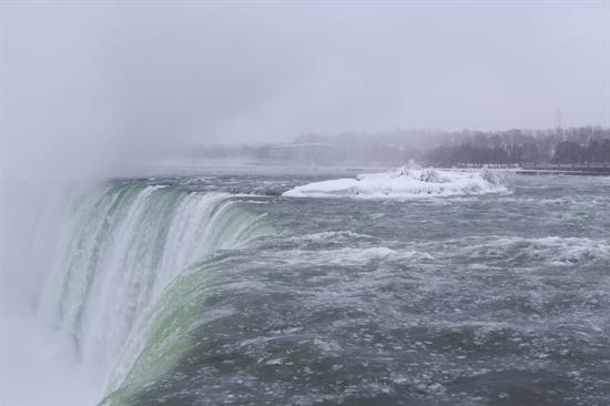 Ola polar multiplica espectáculo de las cataratas de Niágara congeladas (Fotos)