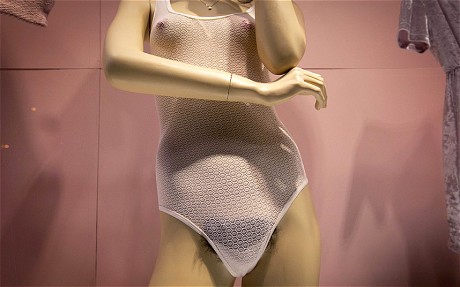 Un nuevo escándalo: Maniquíes con abundante vello púbico (Fotos)