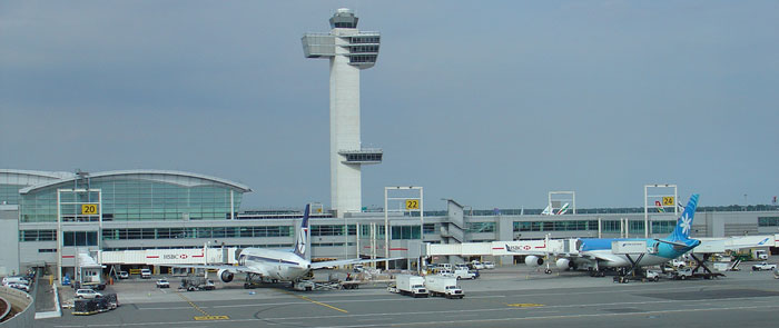 Avión se sale de la pista del aeropuerto John F. Kennedy en Nueva York