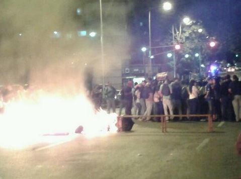 Estudiantes del Isum cierran la Casanova y protestan con candela por robo en salones de clases