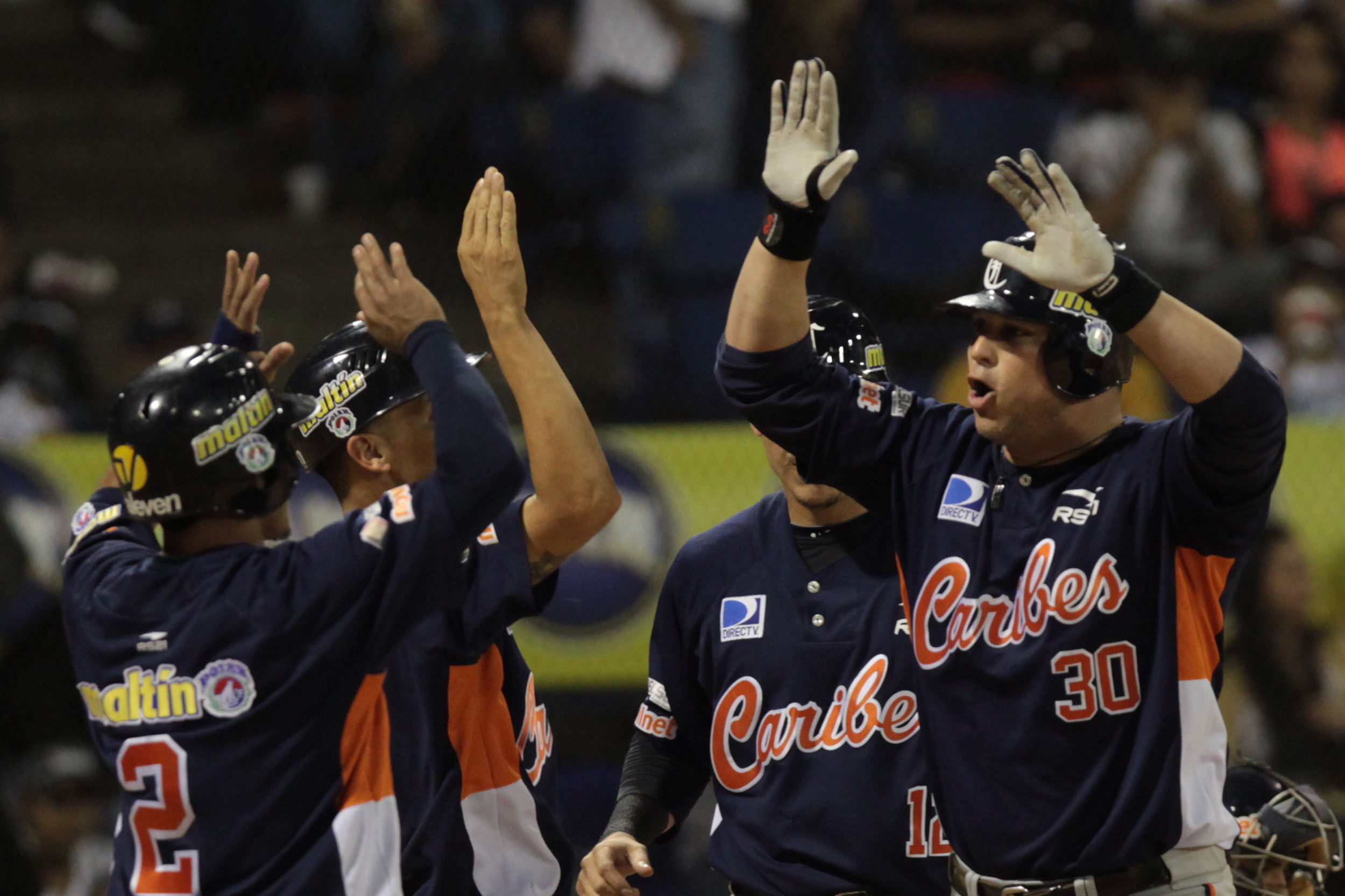 Los Caribes cortan una mala racha tras vencer a los Leones (Fotos)