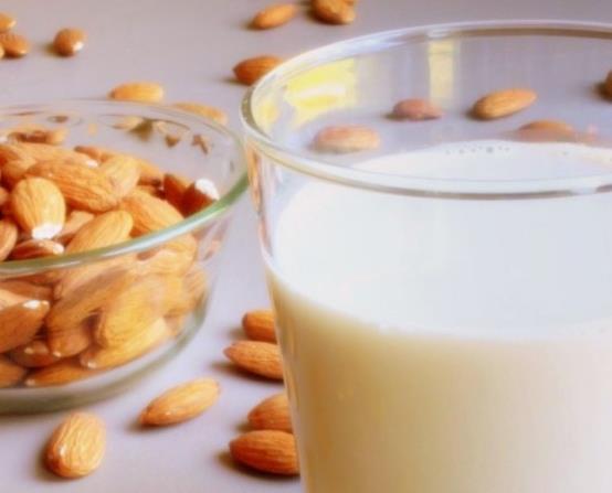 Cómo hacer tu propia leche de almendra