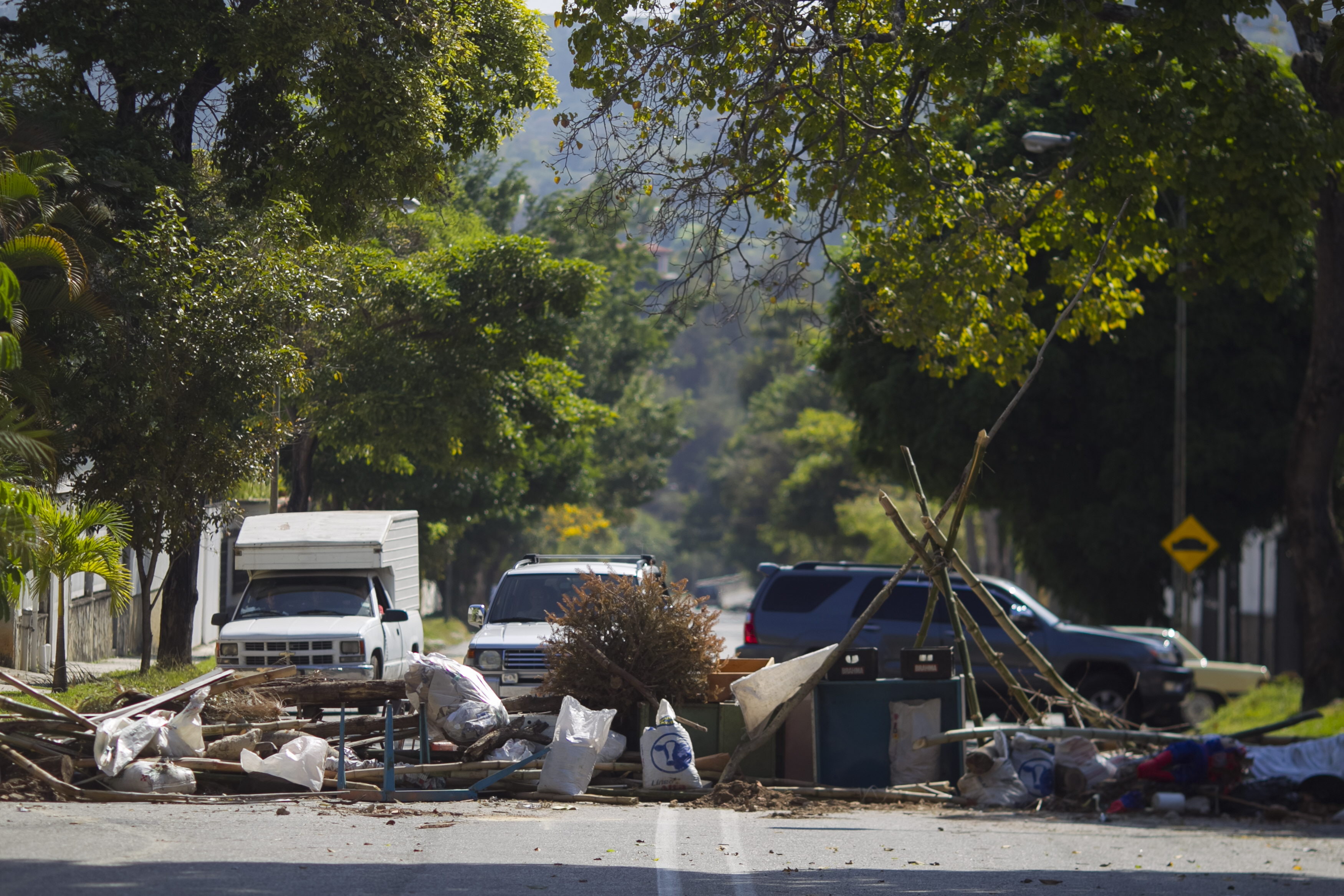 Manifestantes bloquean vías en Caracas este 27F (Fotos)