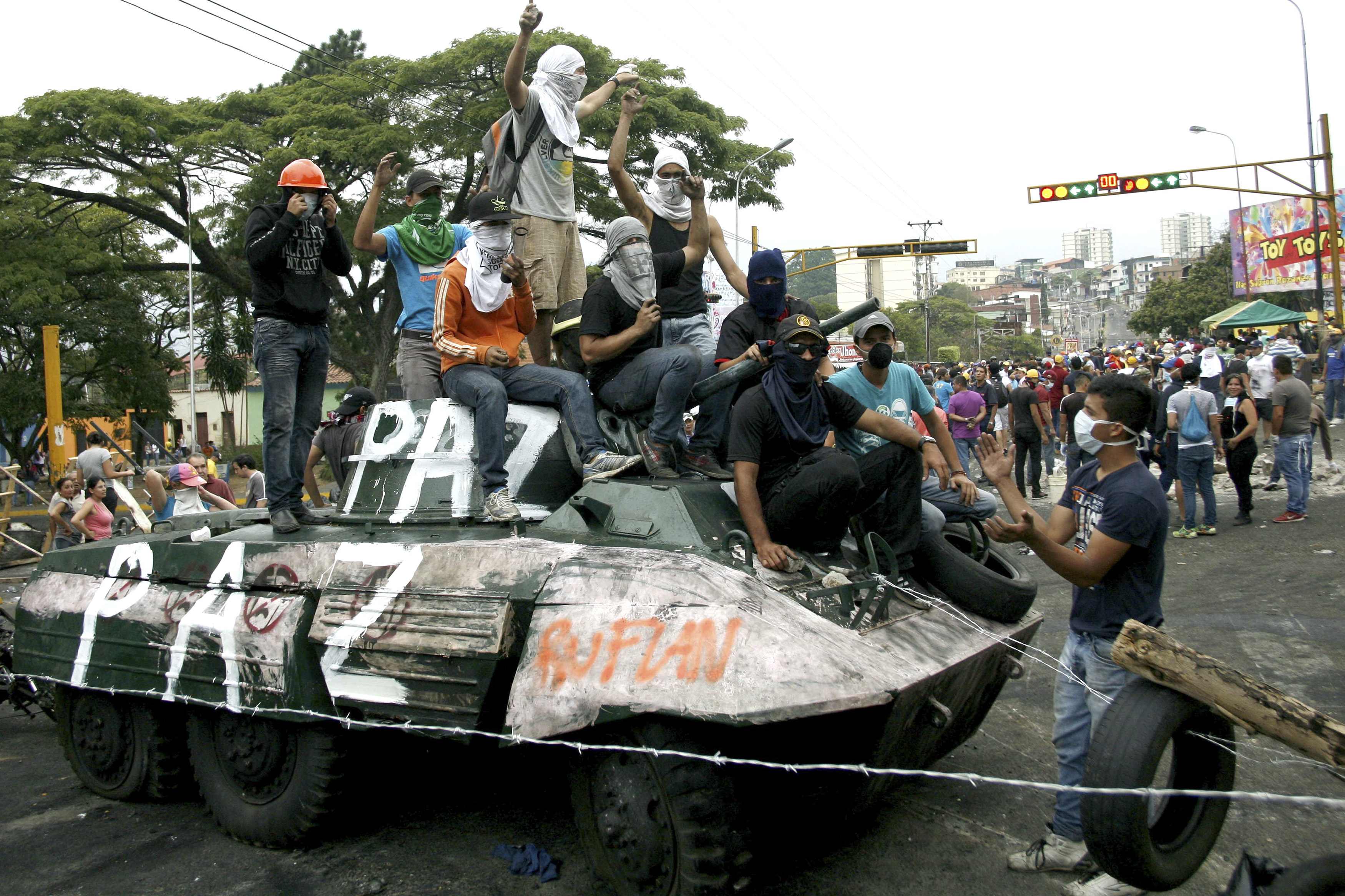 Maduro recurre a los militares para intentar aplastar a los estudiantes