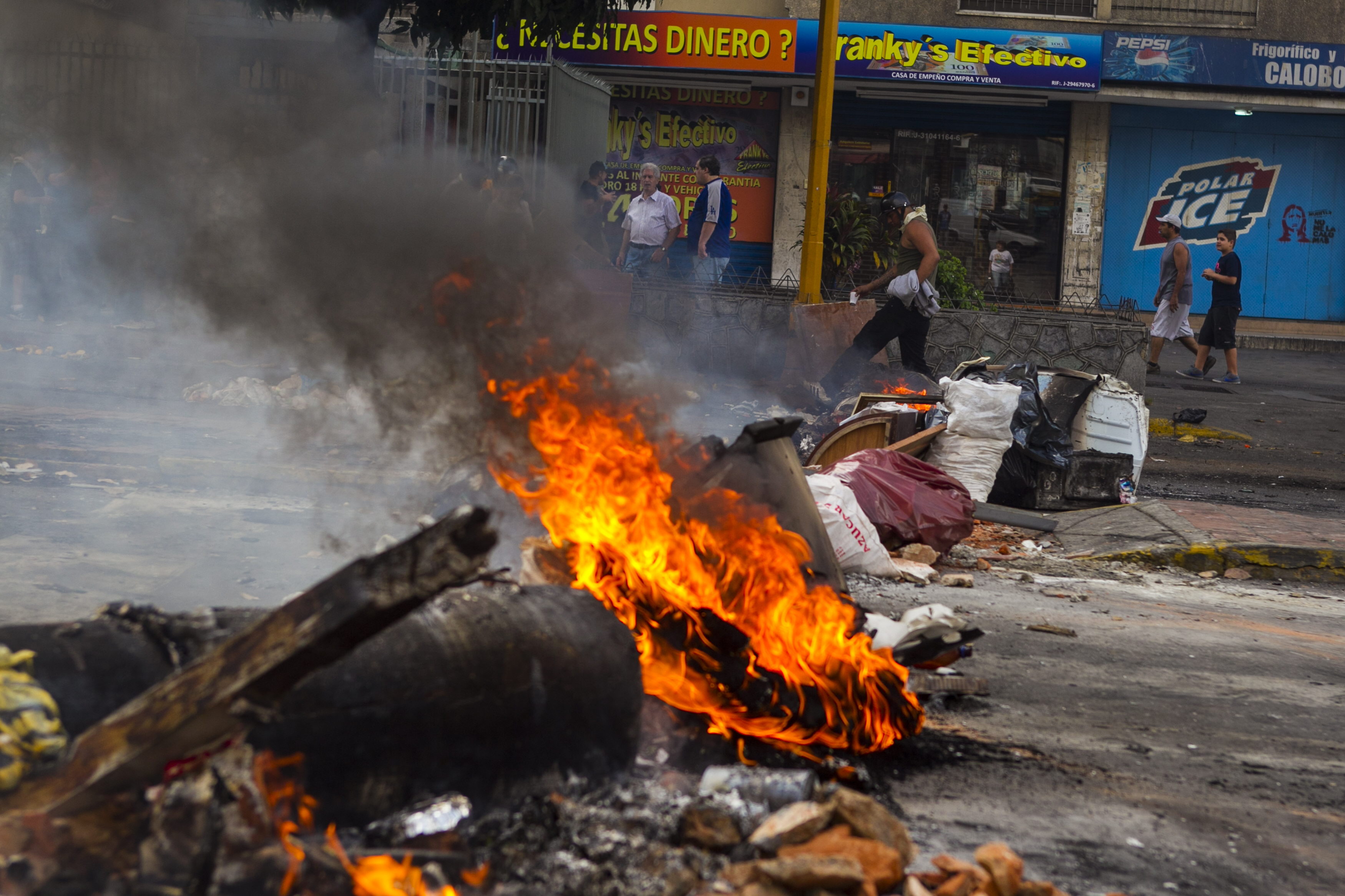 Con barricadas cerraron calles y avenidas de Caracas (Fotos)