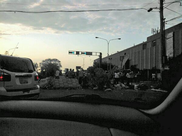 Maracaibo amanece con vías trancadas este 24F (Fotos)