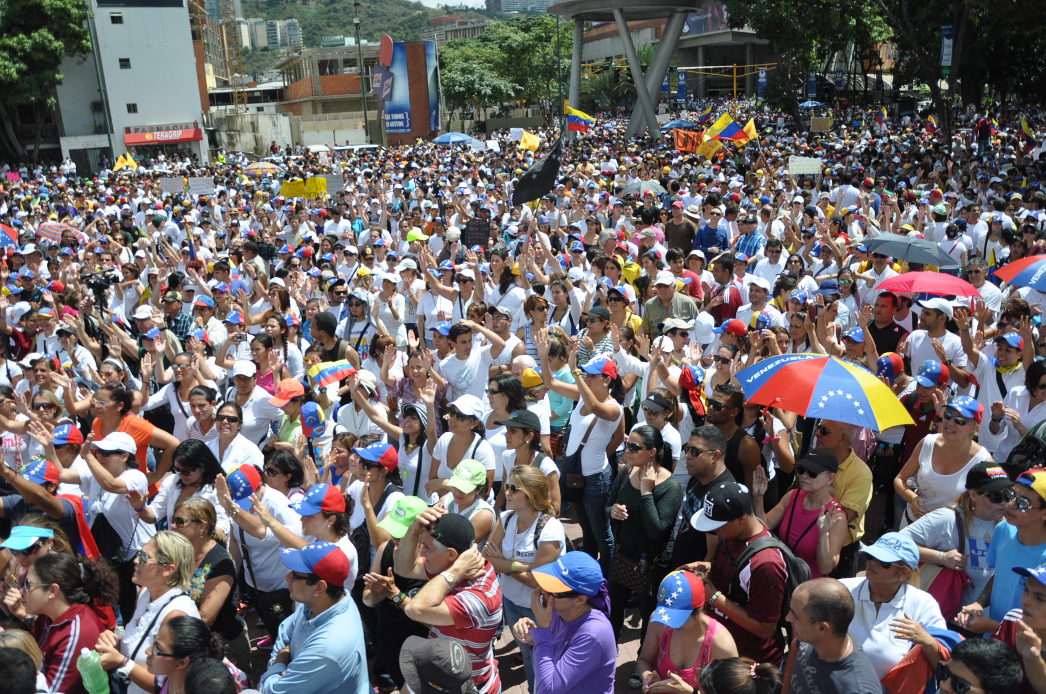 La plaza Alfredo Sadel se llenó de estudiantes (Fotos y Videos)