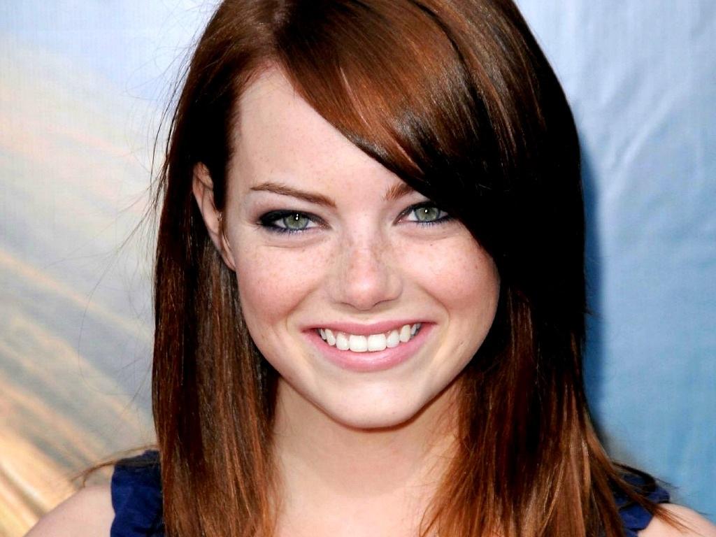 ¿Será Emma Stone en esta sexy Selfie o solo una doble bastante sensual?