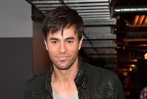 Enrique Iglesias muestra como le quedó la mano luego de su accidente