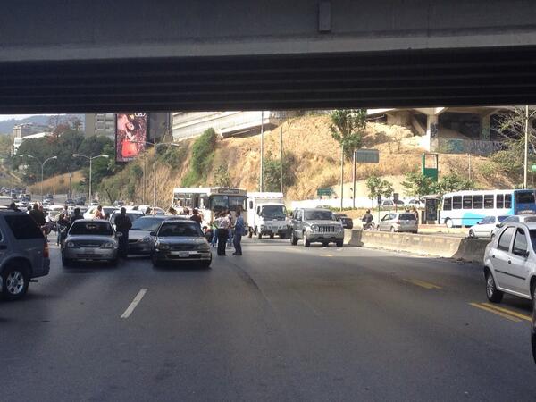 Realizan concentración en la Autopista Prados del Este (Fotos)