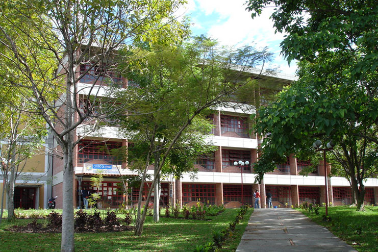 Denuncian que vieja facultad de la ULA se convirtió en un vertedero de basura (FOTO)