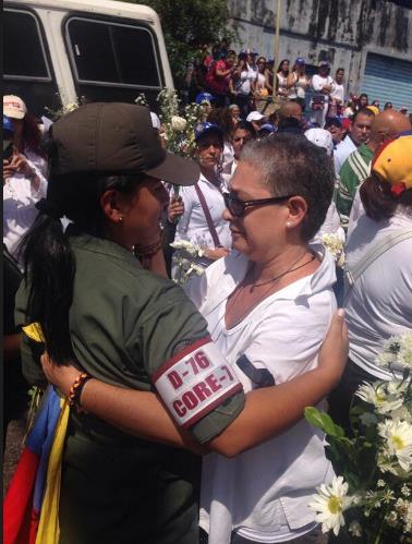 Una GNB y una mujer se abrazan durante marcha por la paz (Foto)