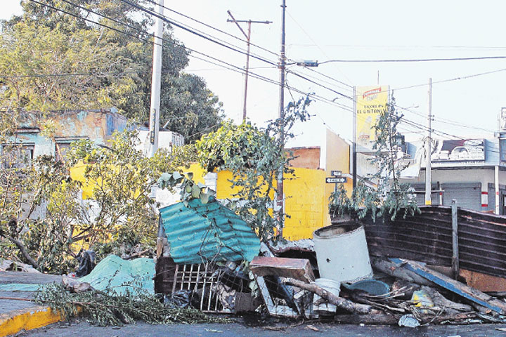 Marabinos, “prisioneros” en sus casas por barricadas