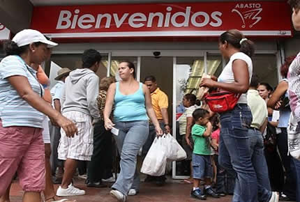 Usuarios hacen hasta cinco colas para comprar en el Bicentenario