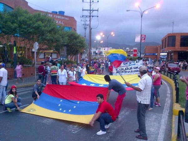 Impresionante cadena humana atraviesa Puerto Cabello (Fotos)