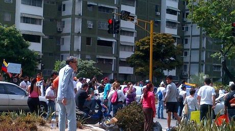 Una barricada en El Cafetal este 28F (Fotos)