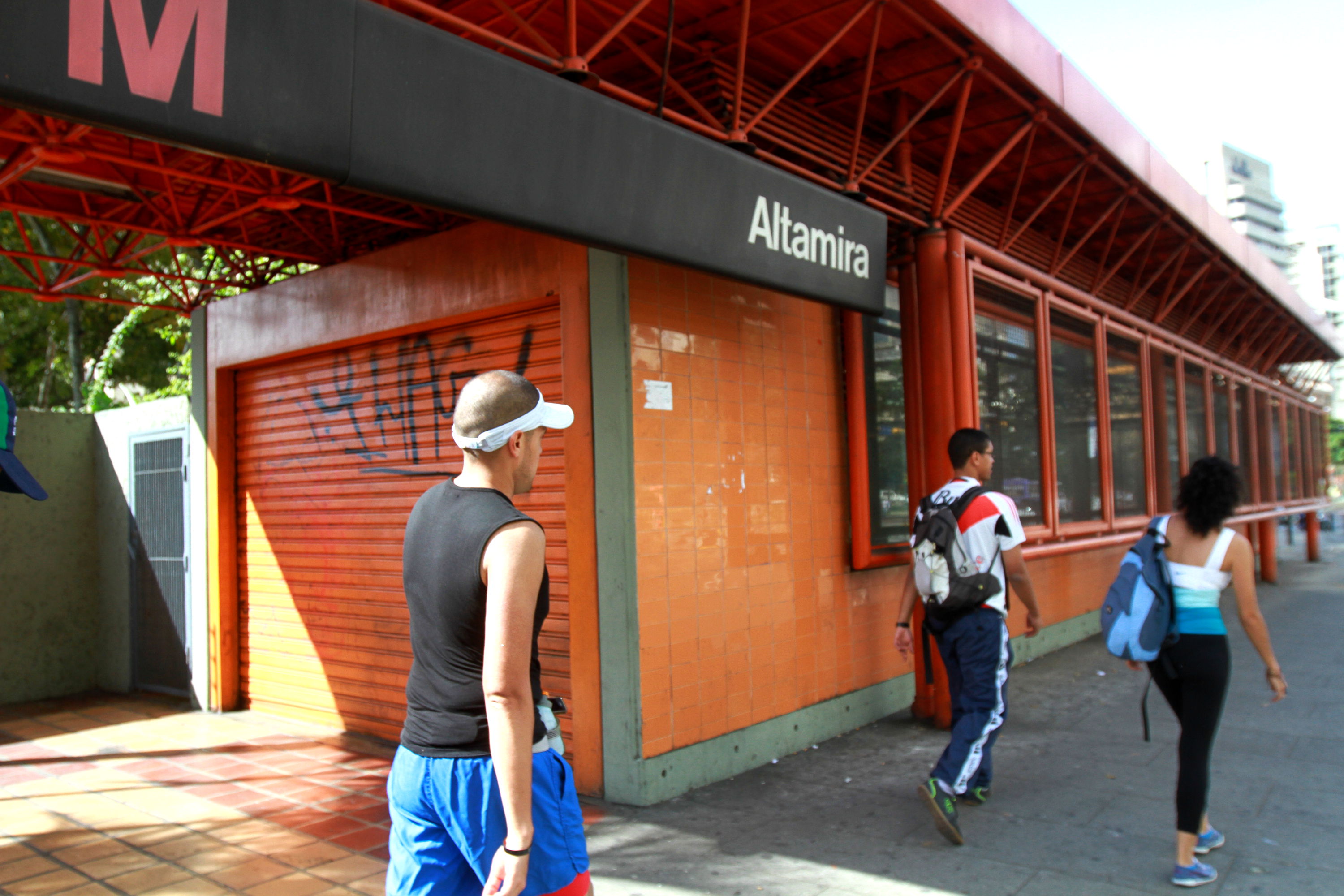 Otro día sin Metro y sin Metrobús en el este de Caracas