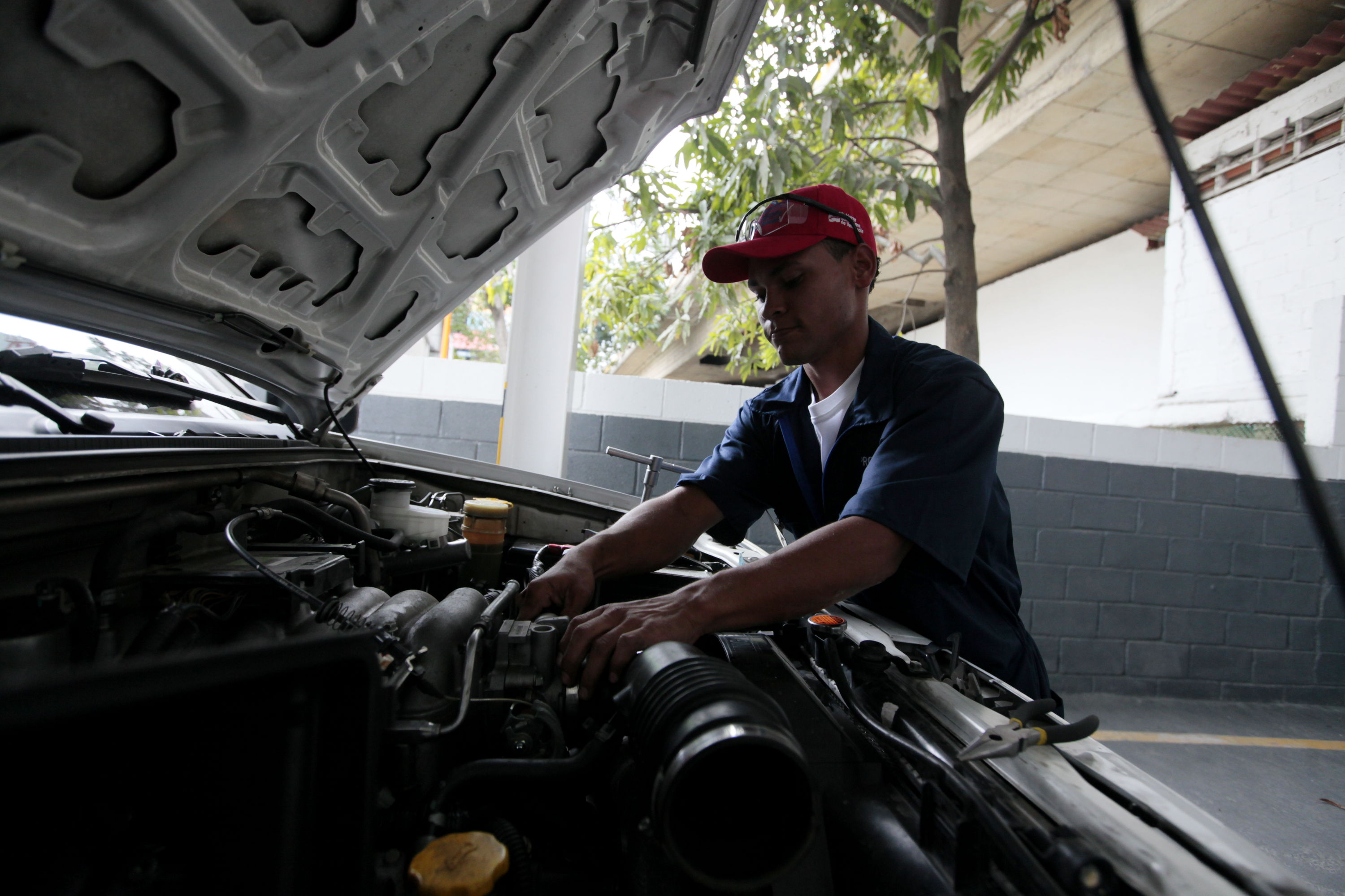 Escasez de repuestos afecta a usuarios y comerciantes