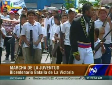 Niños llevan armas de utilería en vez de libros en marcha oficialista (Fotos + Video)