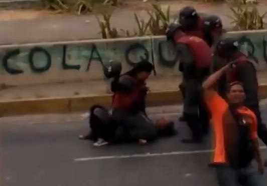 Revelan nuevo video de la joven golpeada salvajemente por la GNB