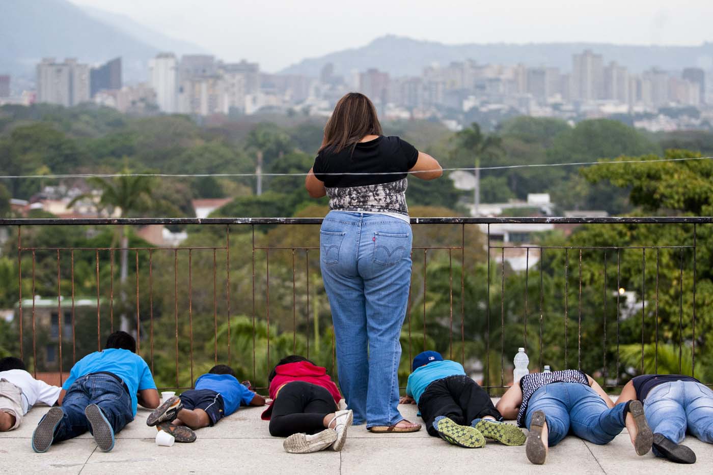 Niños y mujeres se protegen del ataque de la GNB (Fotos)