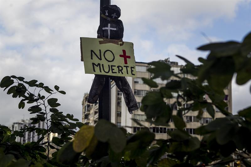 Muñecos colgados con mensajes de protesta amanecieron este 20M (Fotos)