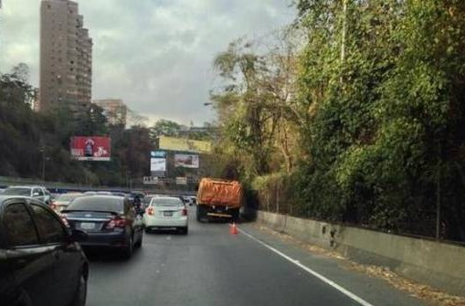 Trancada la autopista Prados del Este en ambos sentidos (Foto)