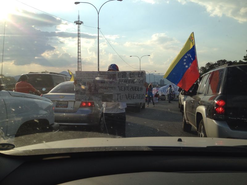 Barricadas humanas se hacen sentir en Autopista del Este en Valencia (FOTOS)