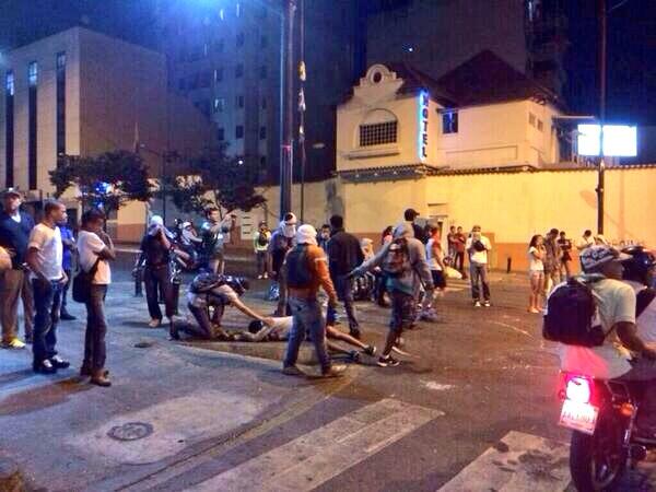 Estudiante herido en Chacao tras represión de la GNB (Foto)