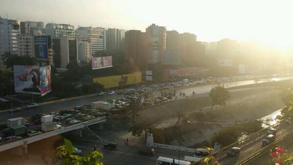 Trancada la autopista Francisco Fajardo a la altura de Bello Monte (Fotos)