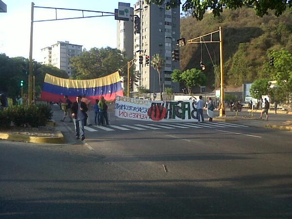 Cerrado el paso en la avenida principal de El Cafetal (Fotos)