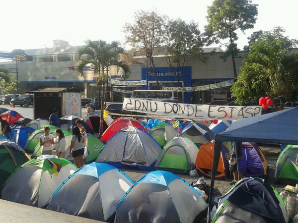 “¿ONU dónde estás?”, preguntan jóvenes venezolanos frente a sede en Caracas (Fotos)