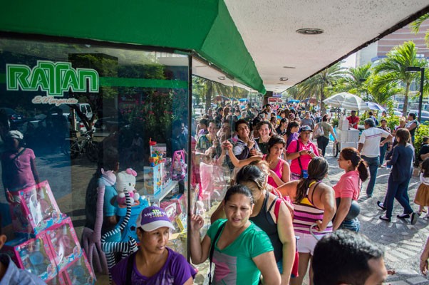 Neoespartanos forman colas frente a supermercados sin saber que venderán