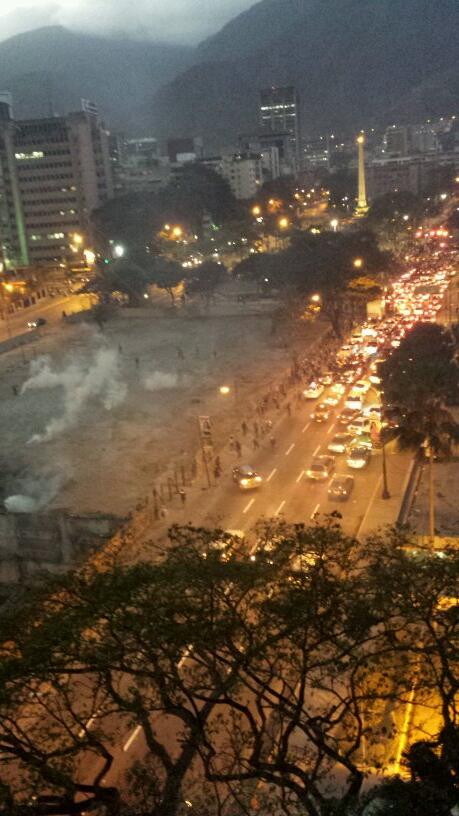 Empezó la lluvia de lacrimógenas en Altamira (Fotos)