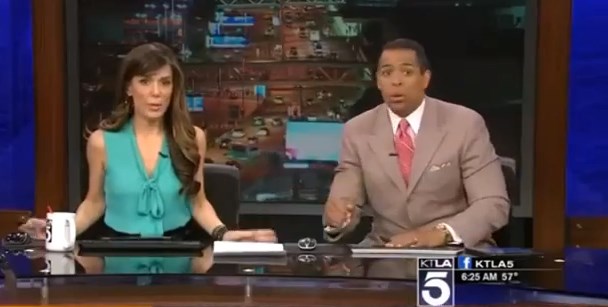 Anclas de noticiero se esconden al sentir temblor en Los Ángeles (Video)