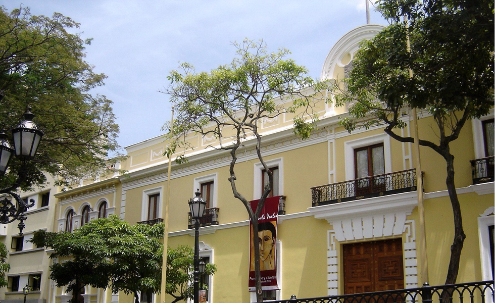 Políticos, parientes y militares trabajan en embajadas tras hacer cursos express de diplomacia