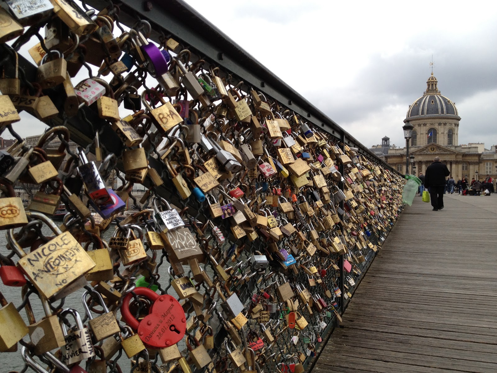 París propone “selfies” para acabar con los “candados del amor”