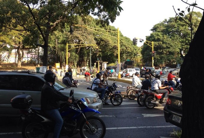 Protestan en la avenida principal de Caurimare (Fotos)