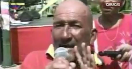 IMPERDIBLE: Chavista ¿alcoholizado? dice que Maduro es “poco pacífico”, acto seguido VTV lo censura