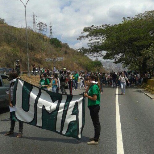 Estudiantes de la UMA entregan volantes en la Cota Mil a los conductores (Fotos)