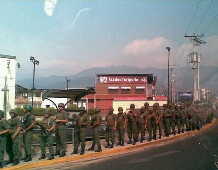 Militares también hacen la cola: Adquieren productos para que calles