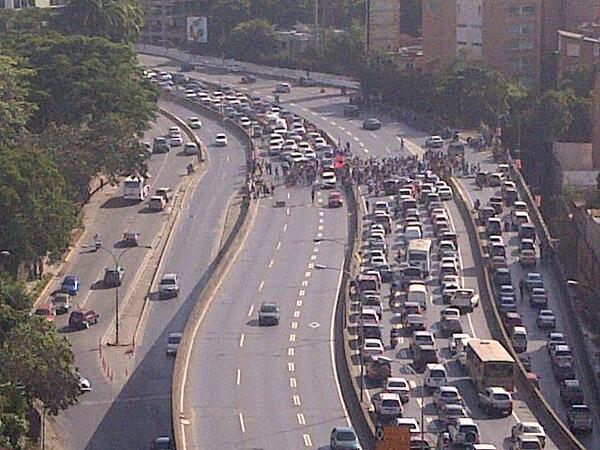 Manifestantes trancan la autopista Prados del Este (Fotos)