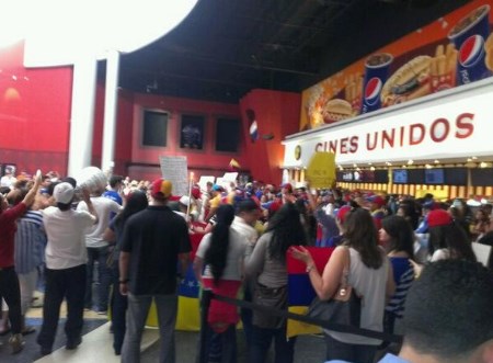 Estudiantes protestan en un centro comercial en Maracaibo (Foto)