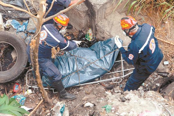 Hallan cadáver de una mujer en descomposición dentro de una bolsa de plástico