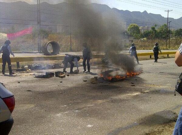 Policarabobo dispersa con perdigones manifestación en la Autopista del Este (Fotos)