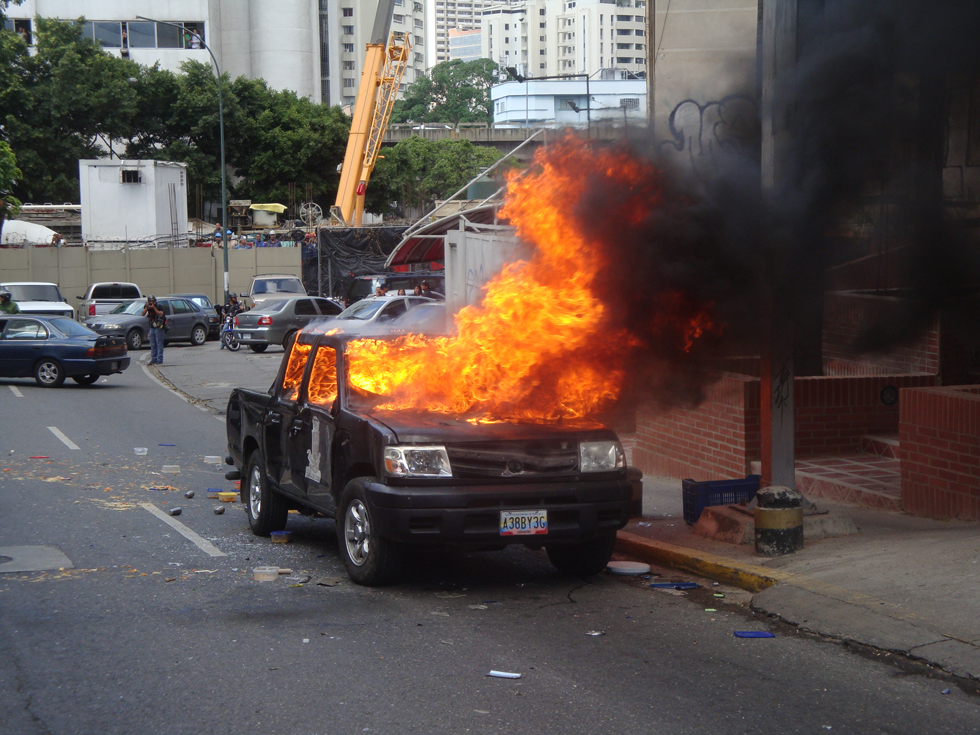 Queman camioneta de la GNB en Bello Monte #29A (Fotos)