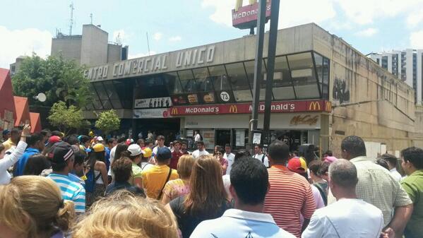 Ciudadanos protestan contra el adoctrinamiento en la educación media en Chacaíto (Fotos)