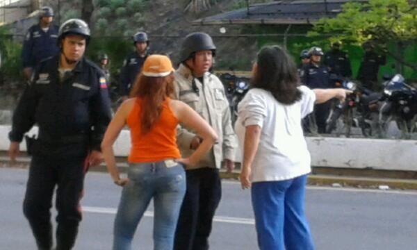 Mujeres hacen frente a la PNB en El Cafetal (Foto)