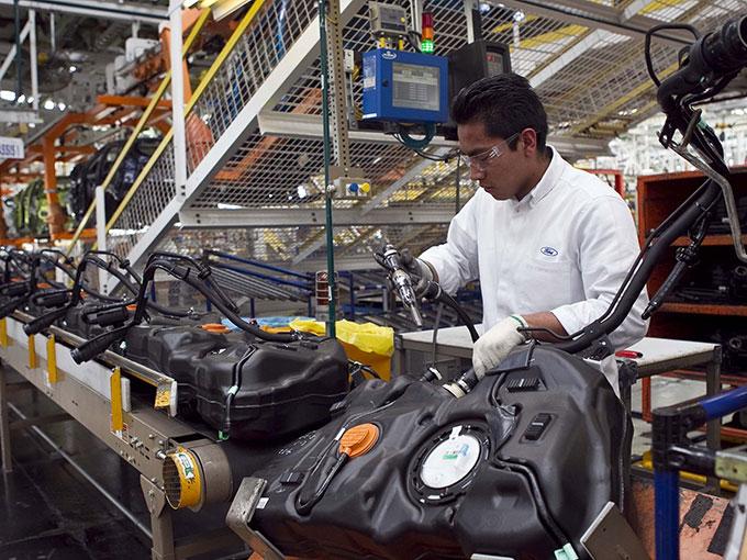 Gobierno evalúa que comercialización de autopartes se haga en dólares