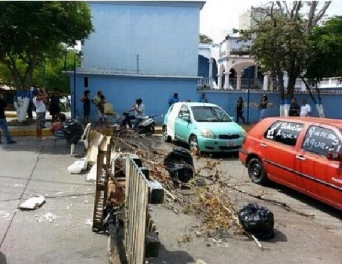 Estudiantes colocaron barricada en Pampatar este #22A (Foto)